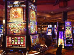 Slot game library grid showing Aviator, Sweet Bonanza, Fortune Tiger on cyktoto